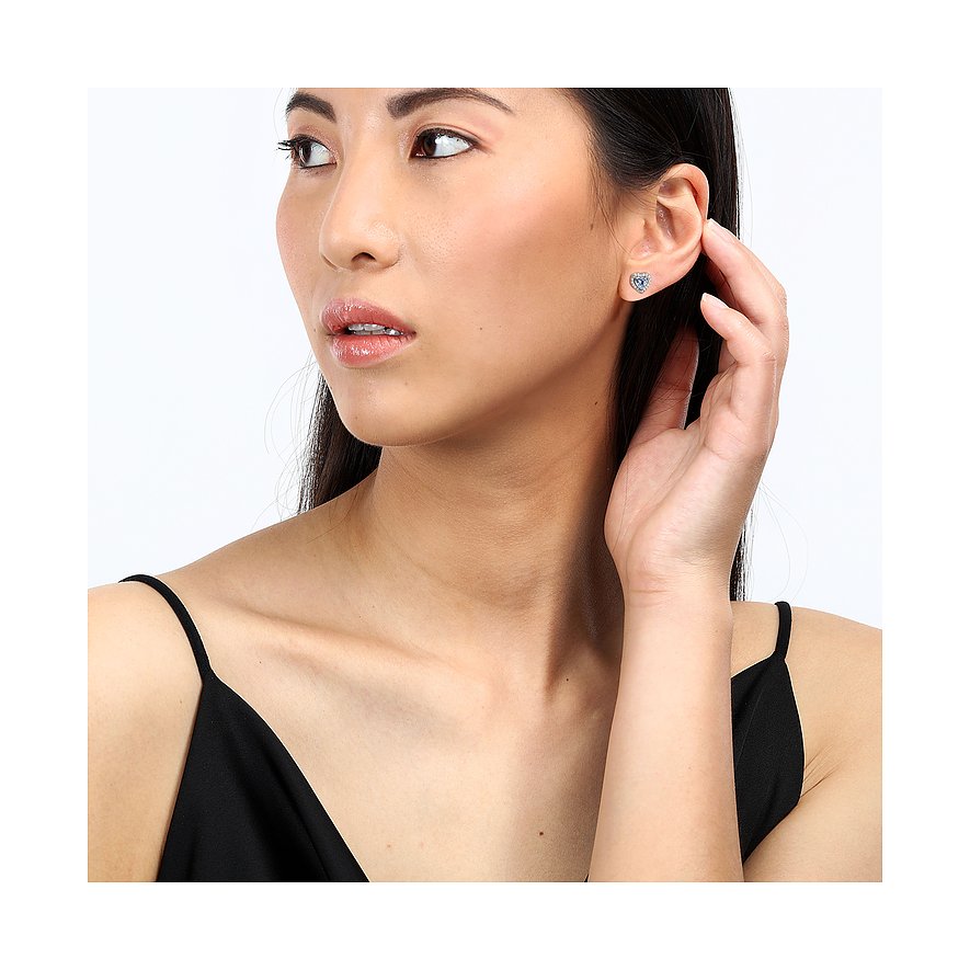 Une femme porte une boucle d'oreille Morellato en argent recyclé avec une pierre de zircone.