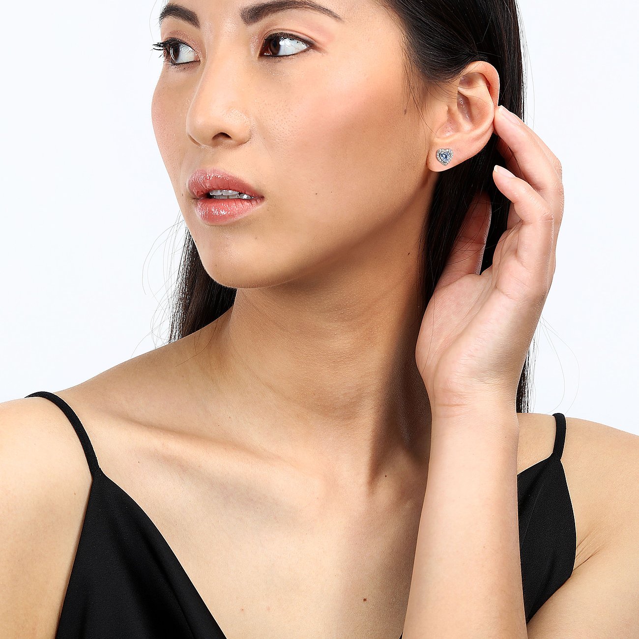 Une femme porte une boucle d'oreille Morellato en argent recyclé avec une pierre de zircone.