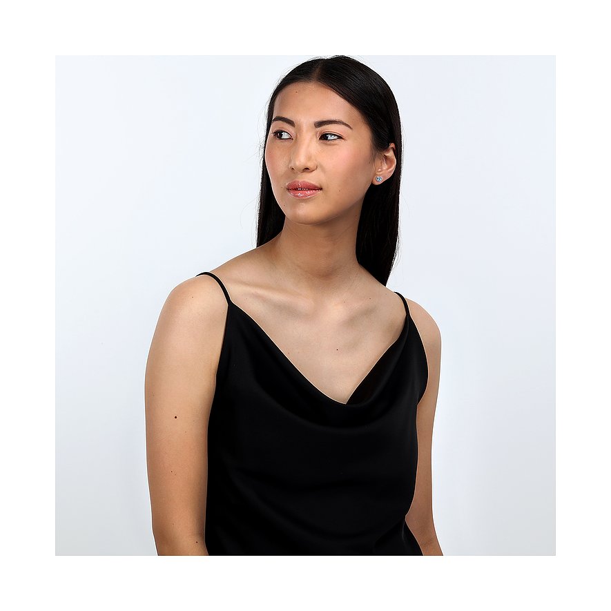 Un mannequin porte une boucle d'oreille Morellato en argent recyclé avec zircone colorée, vue de profil.