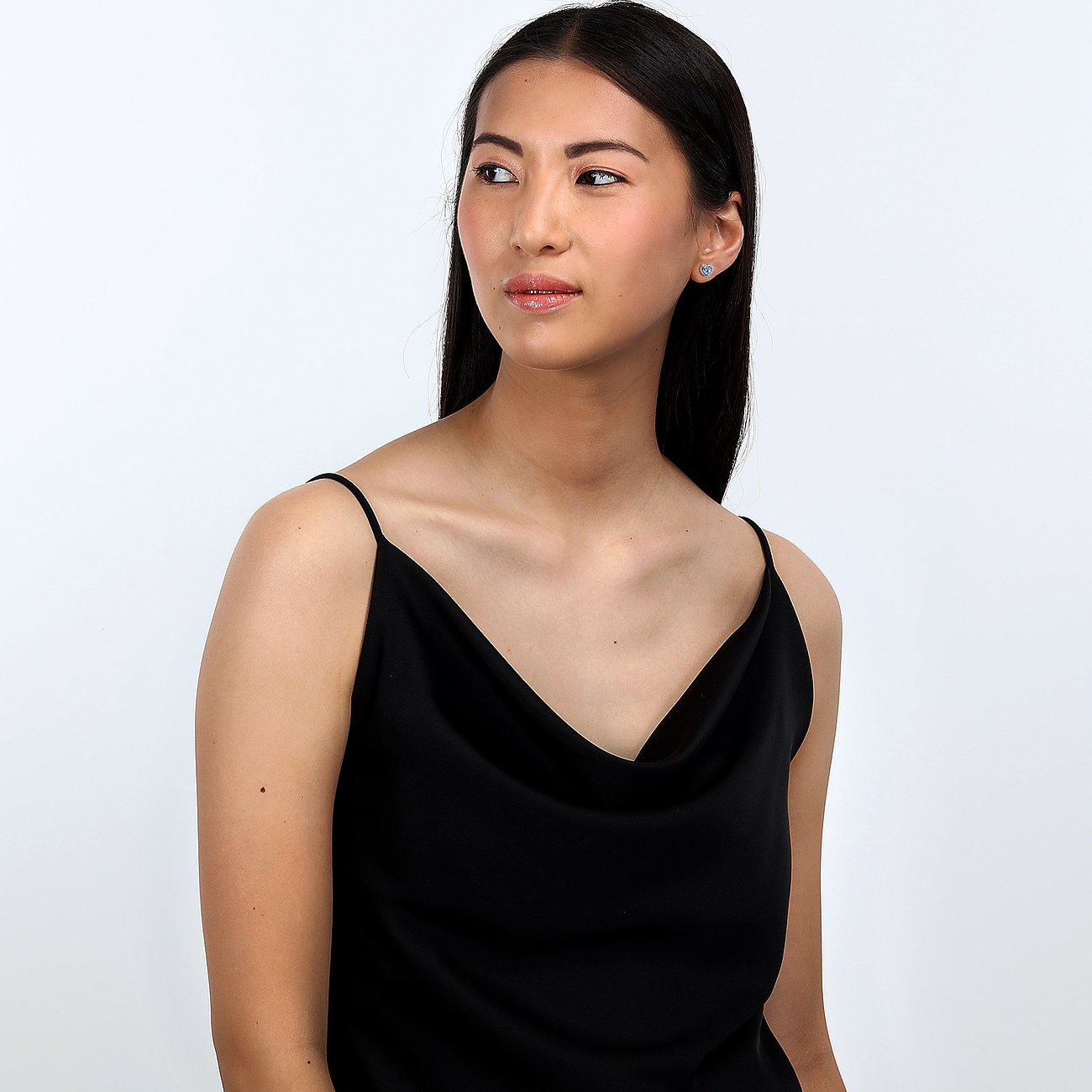 Un mannequin porte une boucle d'oreille Morellato en argent recyclé avec zircone colorée, vue de profil.