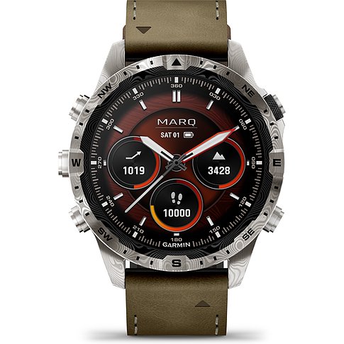 Garmin Smartwatch mit Metallgehäuse, analoger Anzeige und braunem Lederarmband.