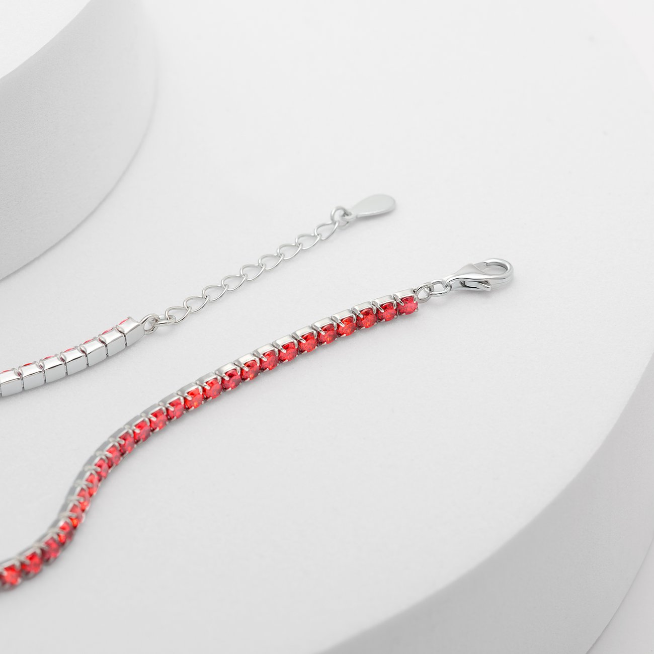 CHRIST armband i 925 silver med röd zirkon.