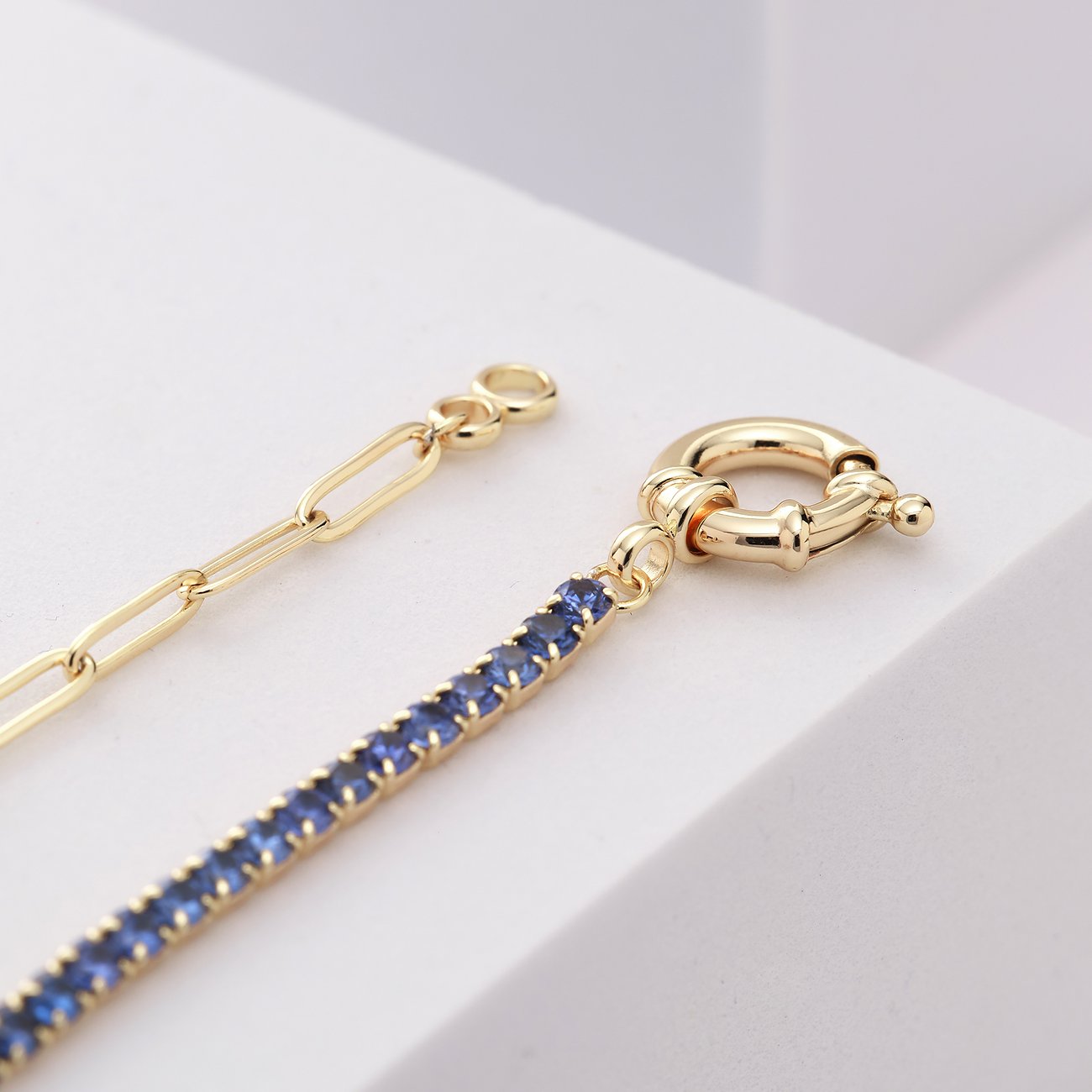 CHRIST Armband aus recyceltem 925er Silber mit blauen Zirkonia und Gliederkette.