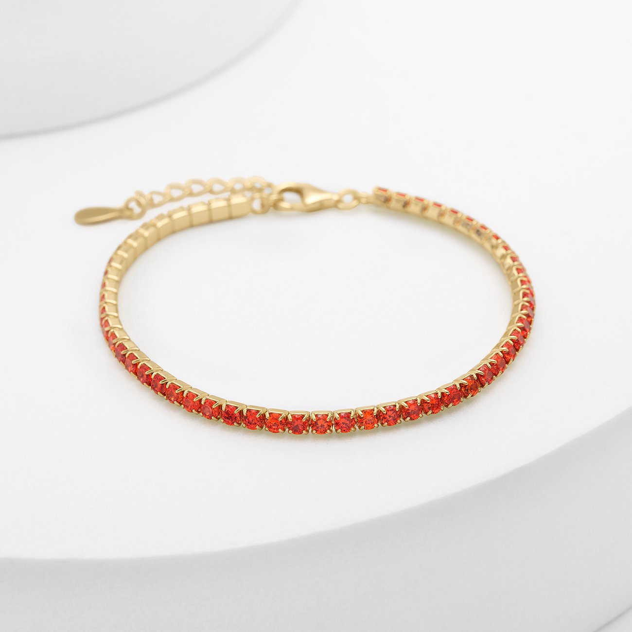 CHRIST Armband aus 925er recyceltem Silber mit roten Zirkonia.