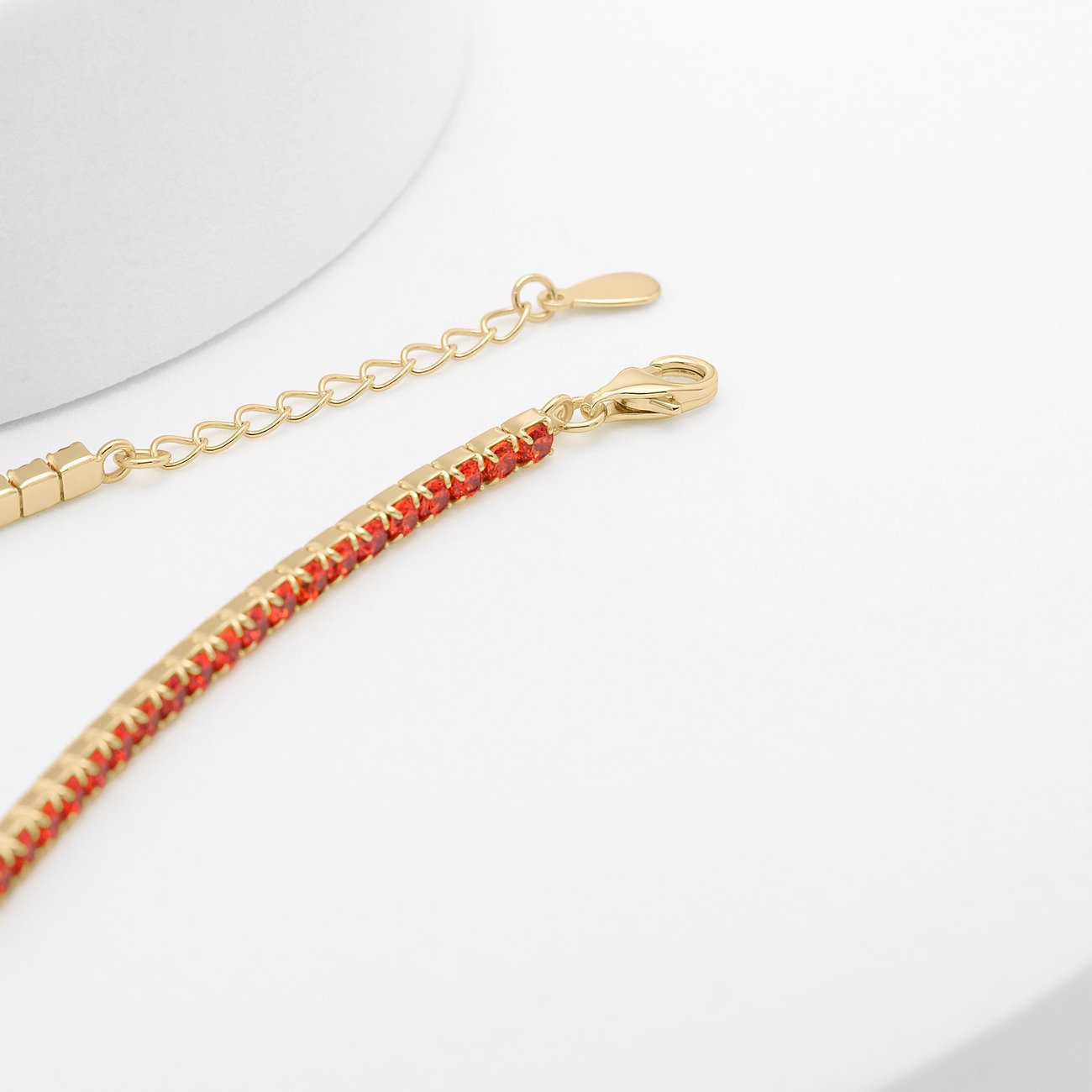 CHRIST Armband aus 925 recyceltem Silber mit roten Zirkonia.