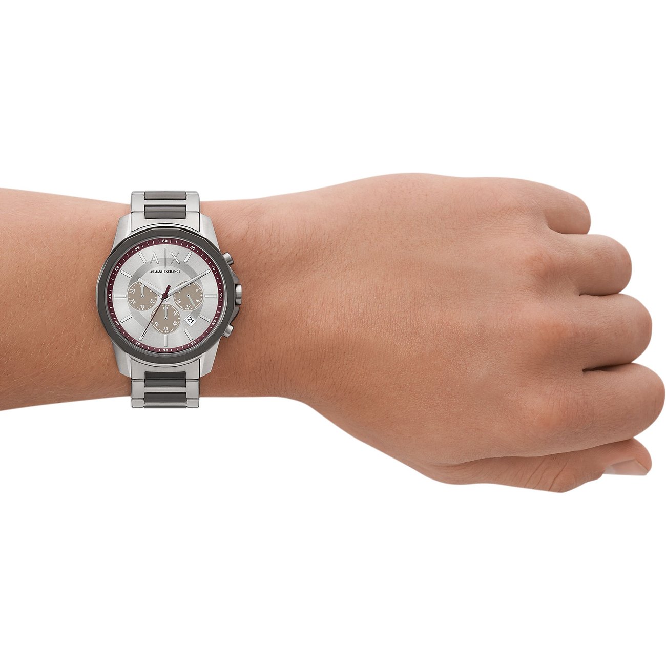 Die Armani Exchange Herrenuhr aus Edelstahl wird am Handgelenk eines Models getragen und zeigt das silberne Zifferblatt.