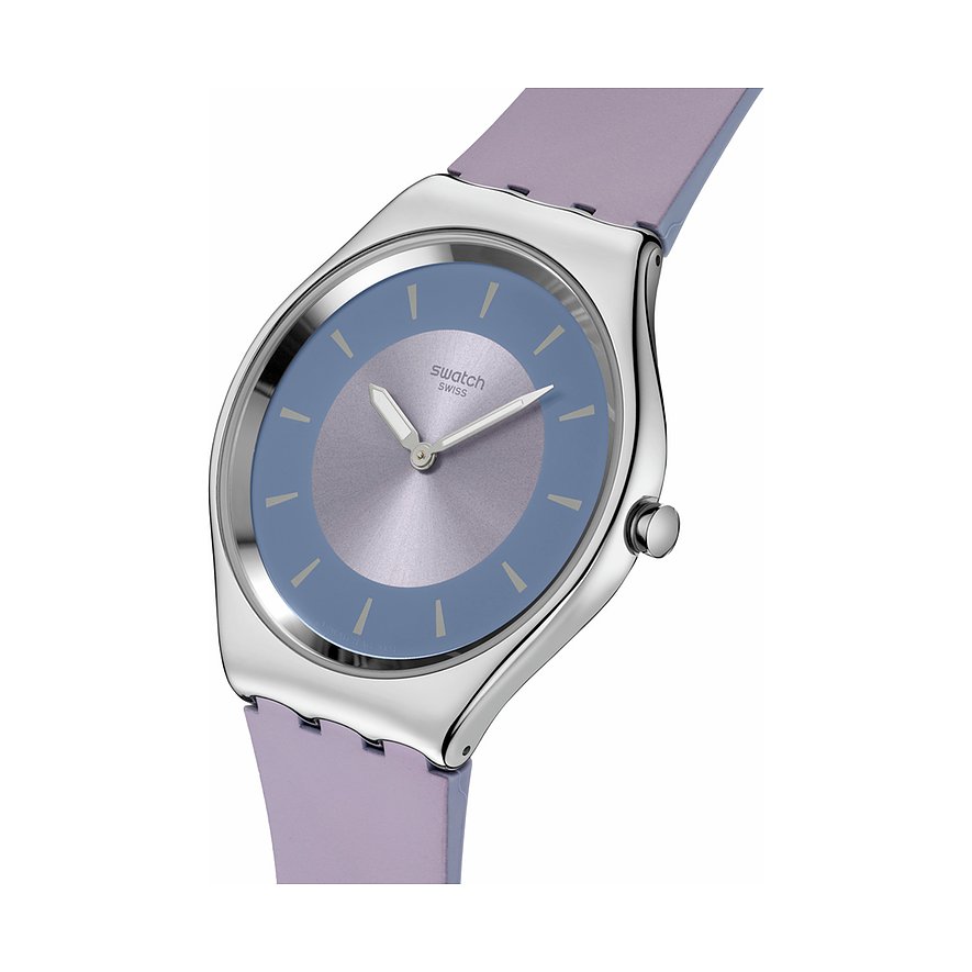 Swatch Uhr mit Edelstahlgehäuse, blauem Zifferblatt und lila Armband.