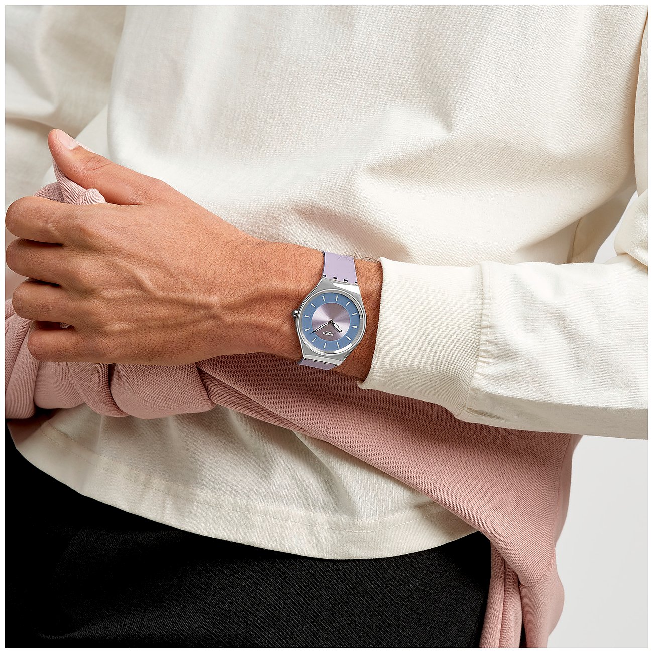 Swatch Unisexuhr mit Edelstahlgehäuse und blauem Zifferblatt.