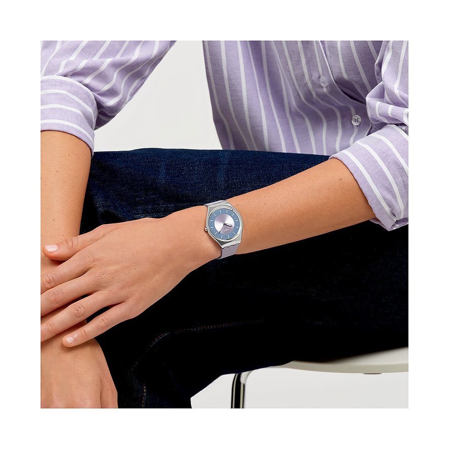 Swatch Unisexuhr mit Edelstahlgehäuse, analog und silberfarbenem Zifferblatt.