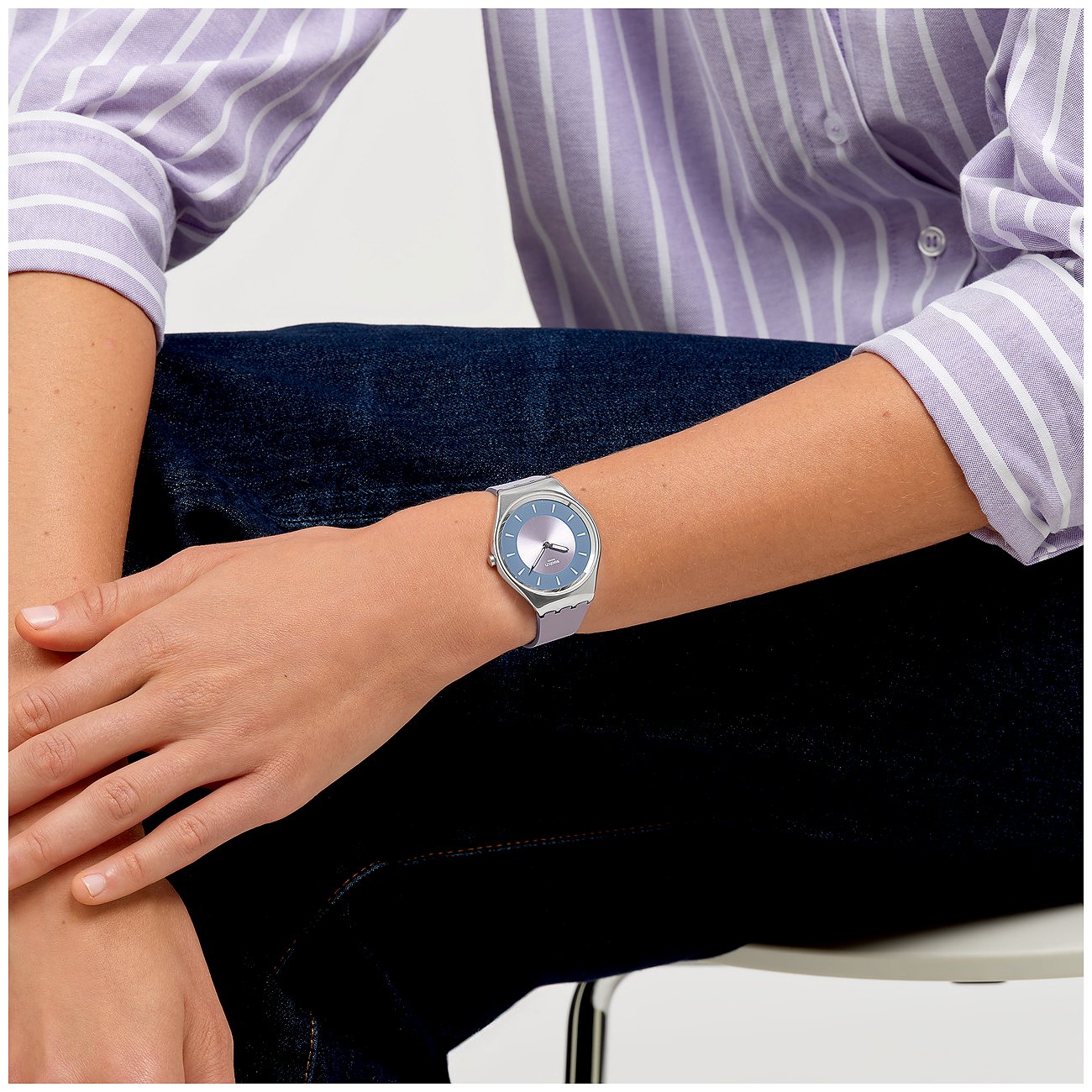 Swatch Unisexuhr mit Edelstahlgehäuse, analog und silberfarbenem Zifferblatt.
