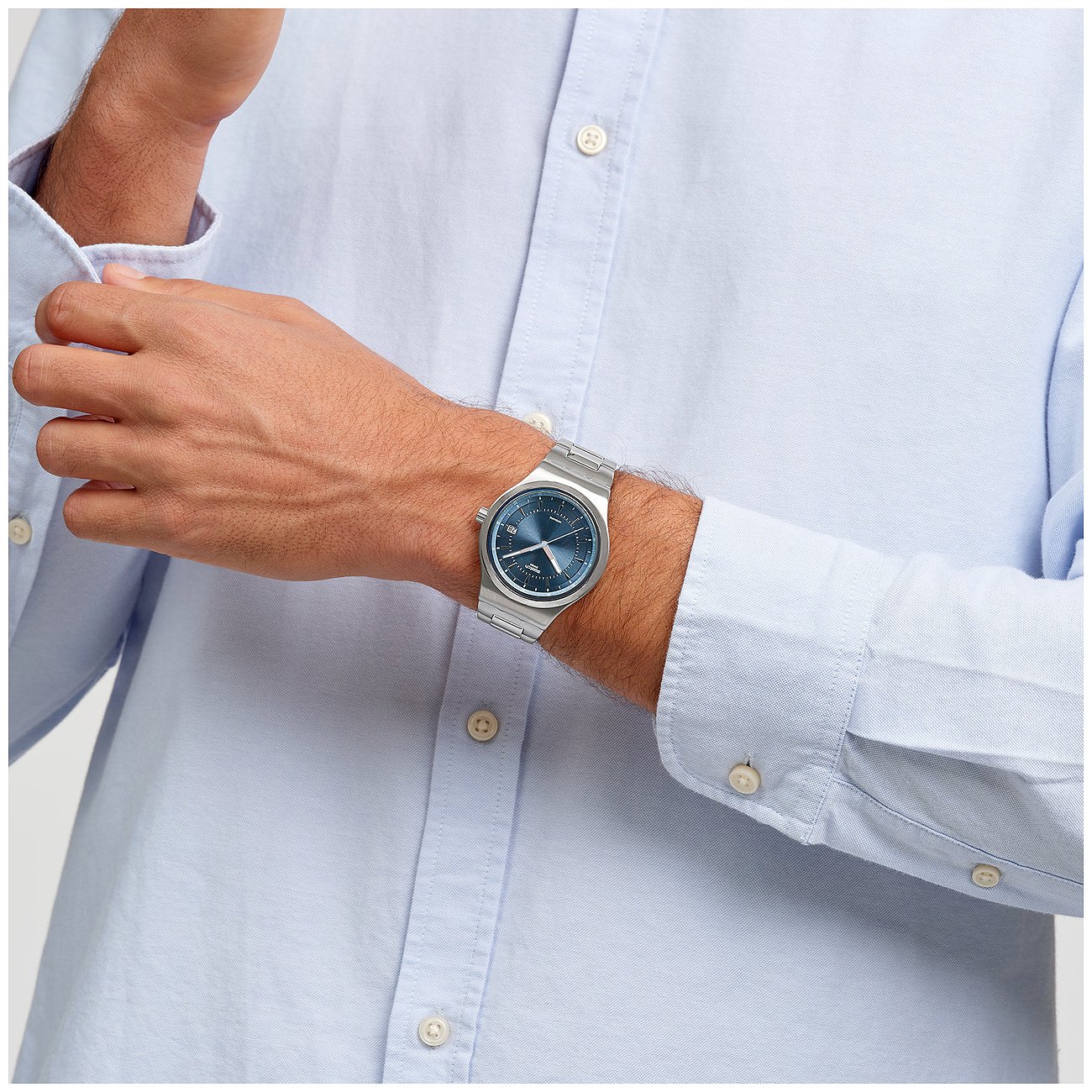 Montre unisexe Swatch avec boîtier en acier inoxydable et cadran bleu.