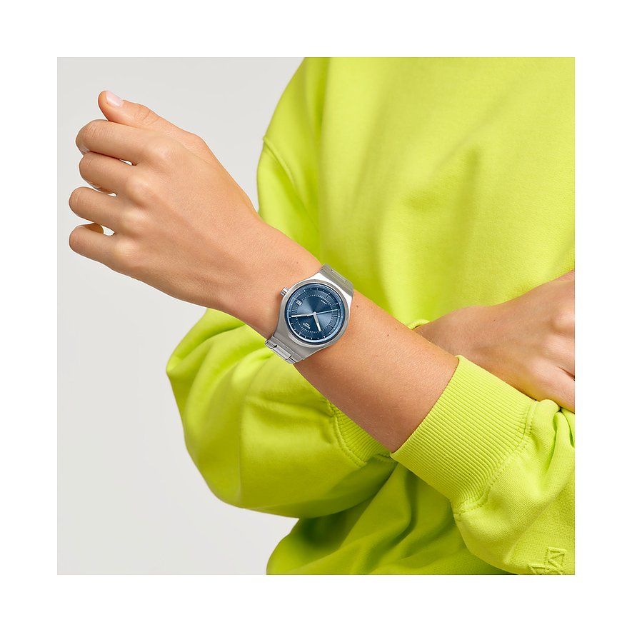 Montre unisexe Swatch avec boîtier en acier inoxydable, cadran bleu et bracelet argenté.