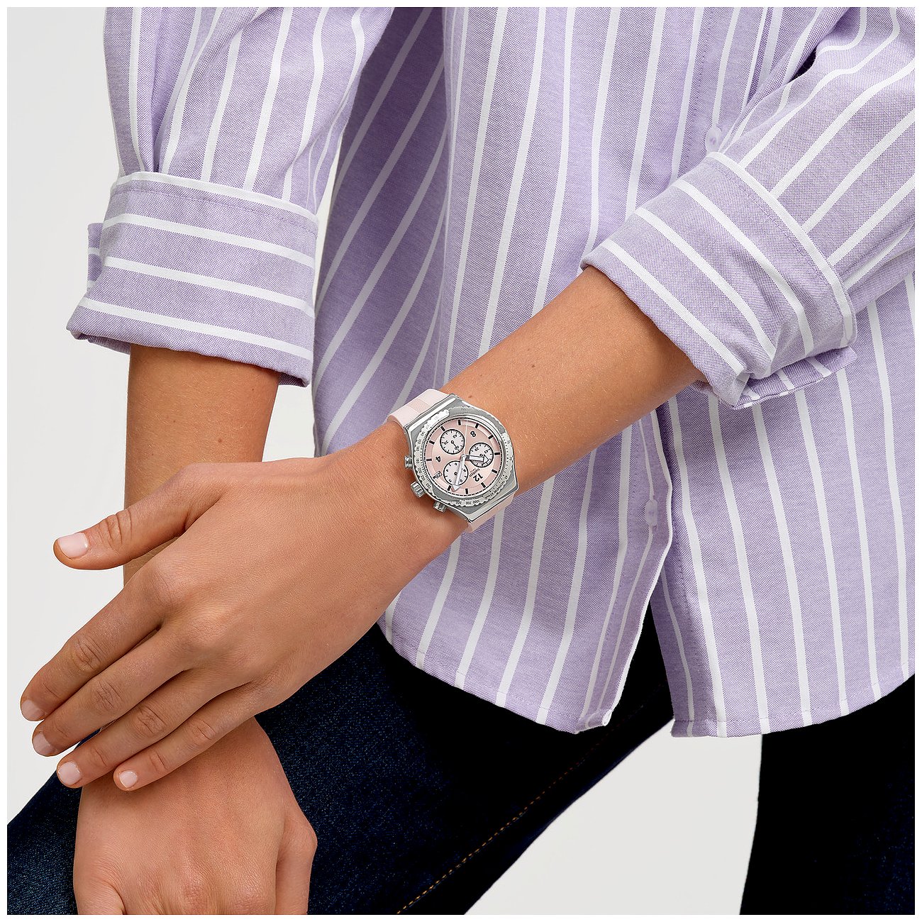 Swatch Herrenuhr mit Edelstahlgehäuse, analog, silberfarbenes Gehäuse, rosafarbenes Band.