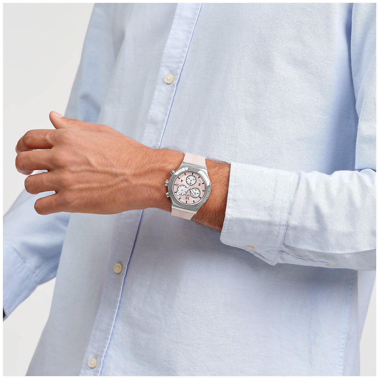 Swatch Herrenuhr mit Edelstahlgehäuse, analog, mit Chronograph und rosafarbenem Zifferblatt.