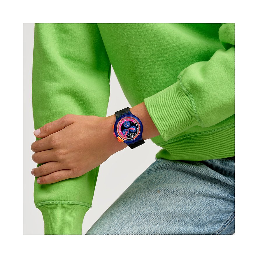 Swatch Unisexuhr mit Kunststoffgehäuse, analoger Anzeige und bunter Lünette.
