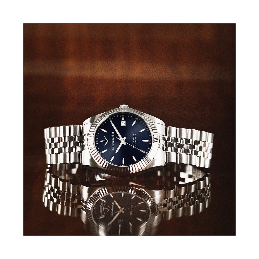 Nahaufnahme einer Lucien Rochat Herrenuhr aus Edelstahl mit blauem Zifferblatt und silberfarbenen Zeigern und Indizes.