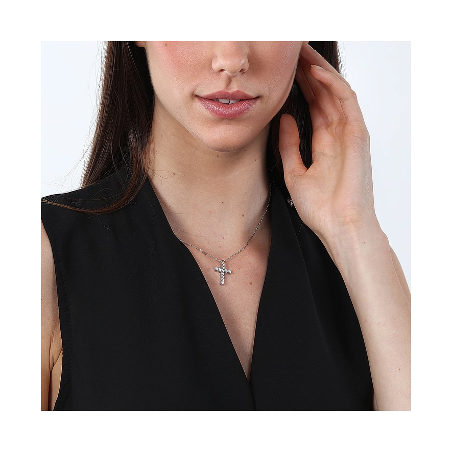 Nahaufnahme einer Frau mit Morellato Halskette aus recyceltem Silber und Kreuzanhänger mit Zirkonia.