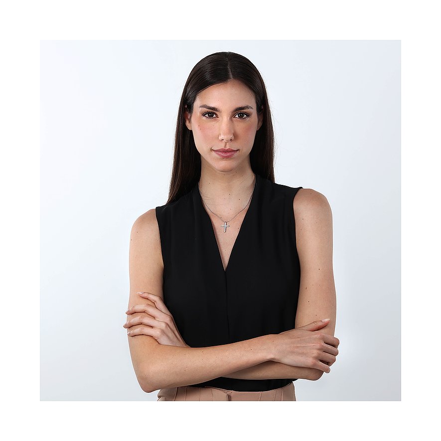 Frau trägt Morellato Halskette aus recyceltem Silber mit Kreuzanhänger, besetzt mit Zirkonia-Farbsteinen.