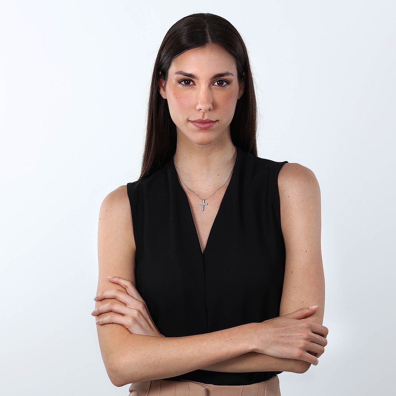 Frau trägt Morellato Halskette aus recyceltem Silber mit Kreuzanhänger, besetzt mit Zirkonia-Farbsteinen.