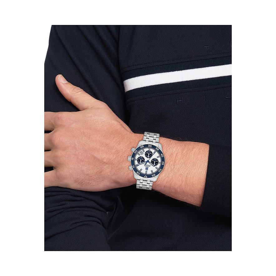Tommy Hilfiger Herrenuhr mit Edelstahlgehäuse und analoger Anzeige.