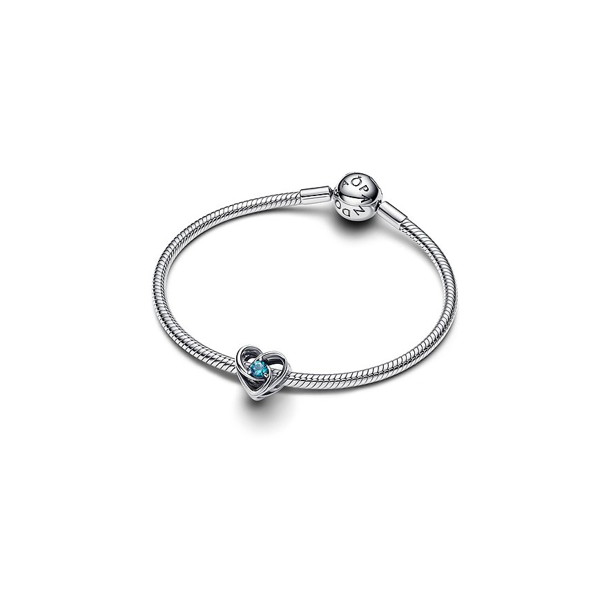 Pandora Armband aus 925er Silber mit blauem Kristall im Herzdesign.