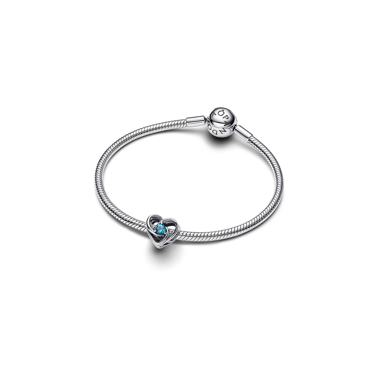 Pandora Armband aus 925er Silber mit blauem Kristall im Herzdesign.