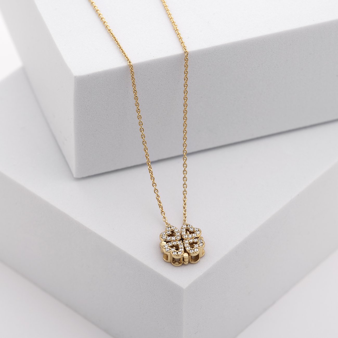 CHRIST Halsschmuck aus 925er recyceltem Silber mit Zirkonia.