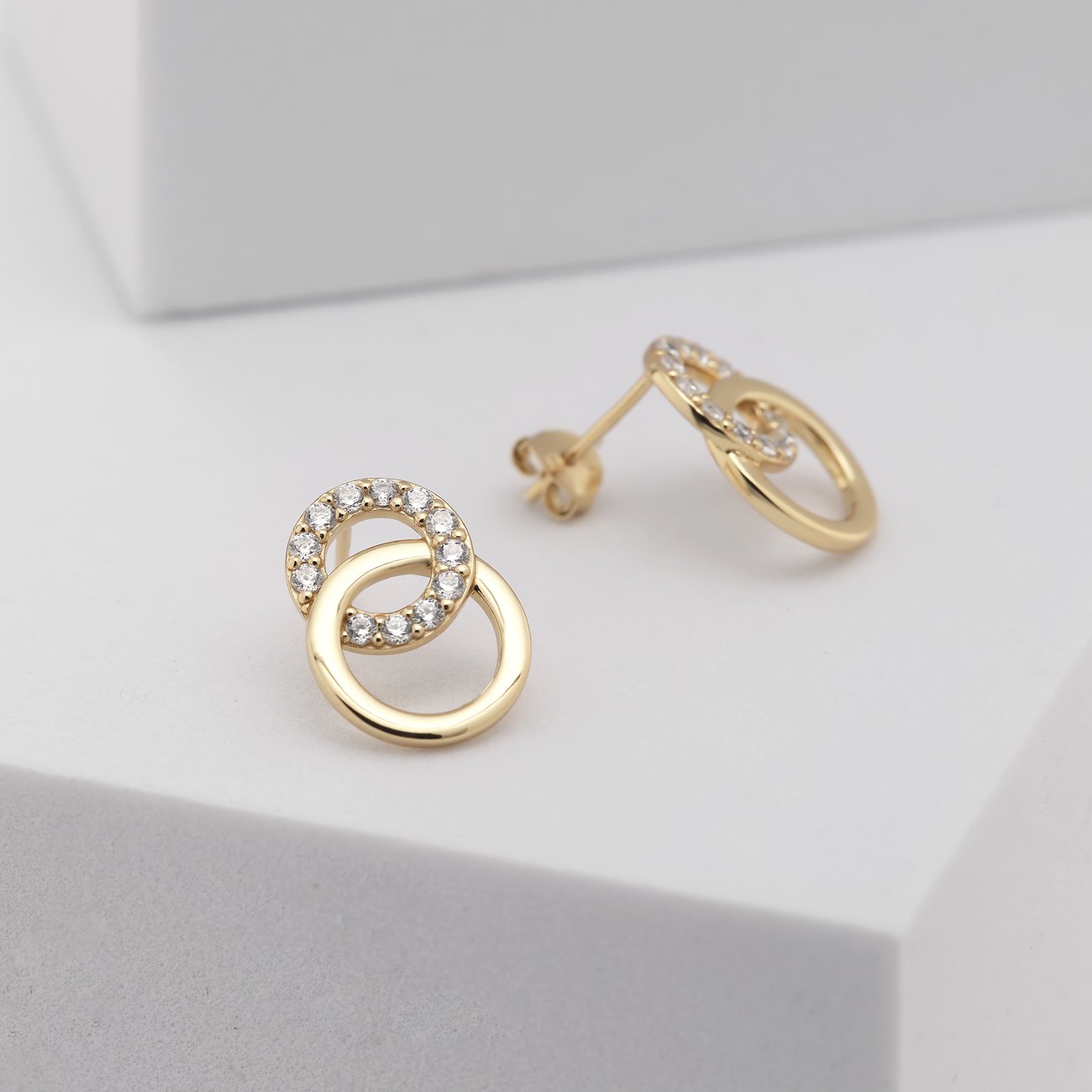 CHRIST Ohrringe aus 925er Silber, besetzt mit Zirkonia.