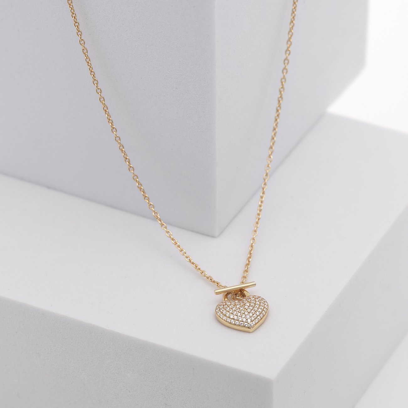 CHRIST Halsschmuck aus 925er recyceltem Silber mit Zirkonia besetztem Herz.