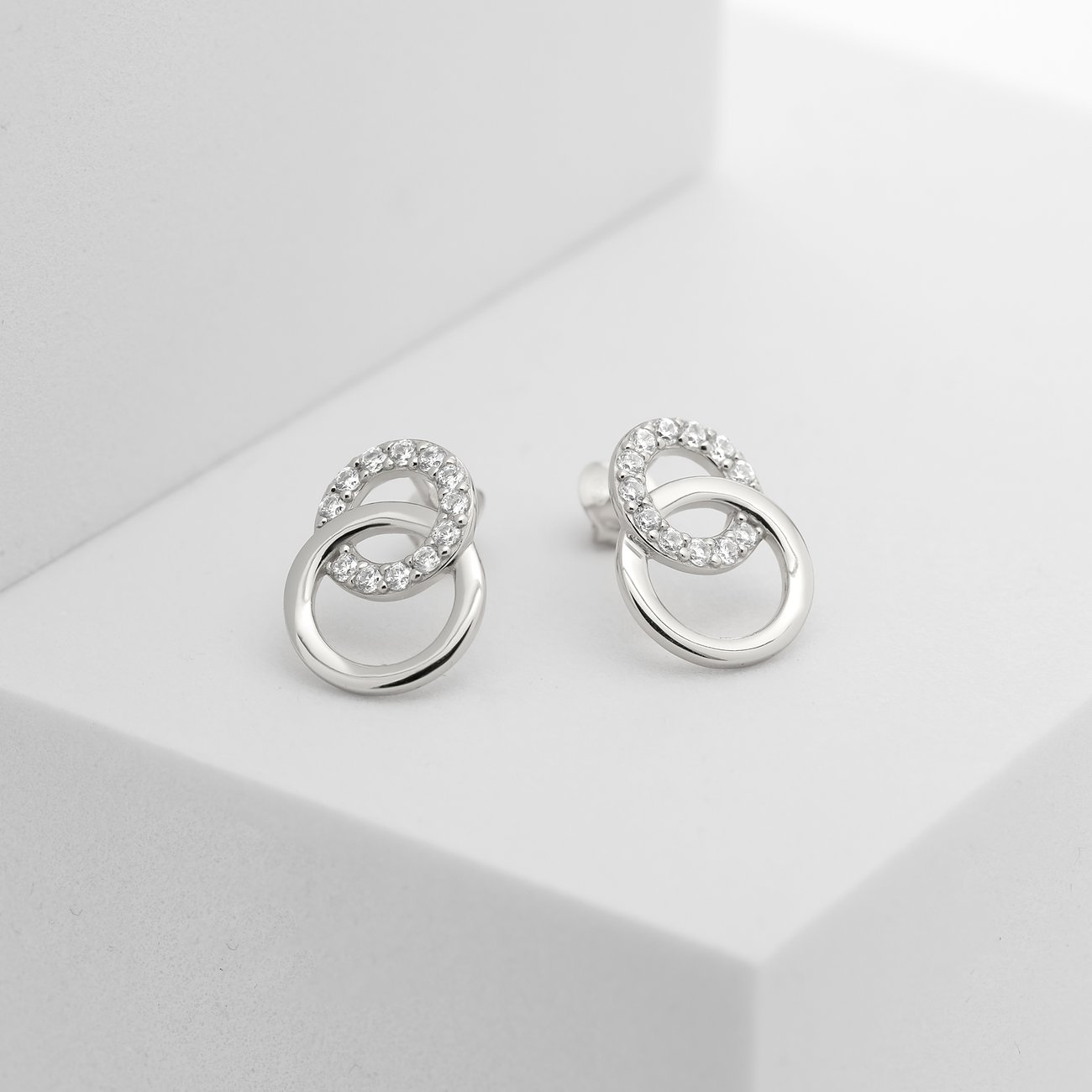 CHRIST Ohrstecker aus 925er recyceltem Silber mit Zirkonia.