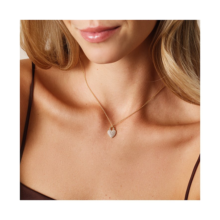 Närbild av kvinna som bär ett CHRIST-halsband i återvunnet 925 silver med zirkonia-hjärtformat hänge.