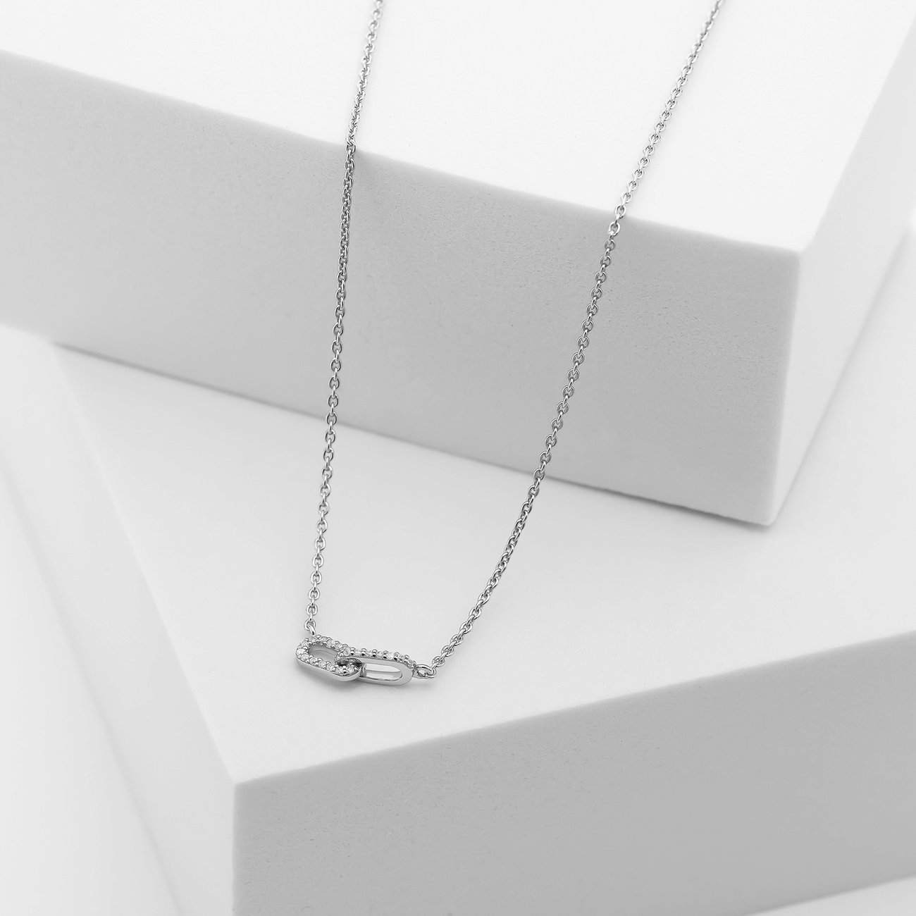 CHRIST Halsschmuck aus 925er recyceltem Silber mit Zirkonia.