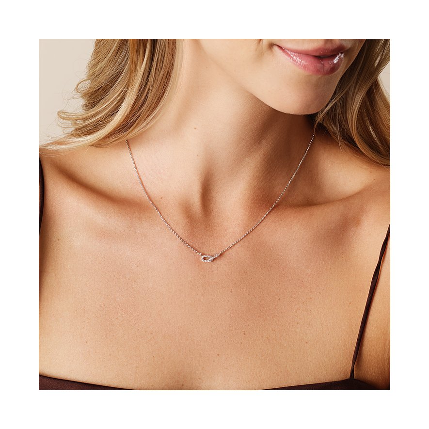 Close-up einer Frau, die eine CHRIST Halsschmuck-Kette aus recyceltem Silber mit funkelnden Zirkonia trägt.