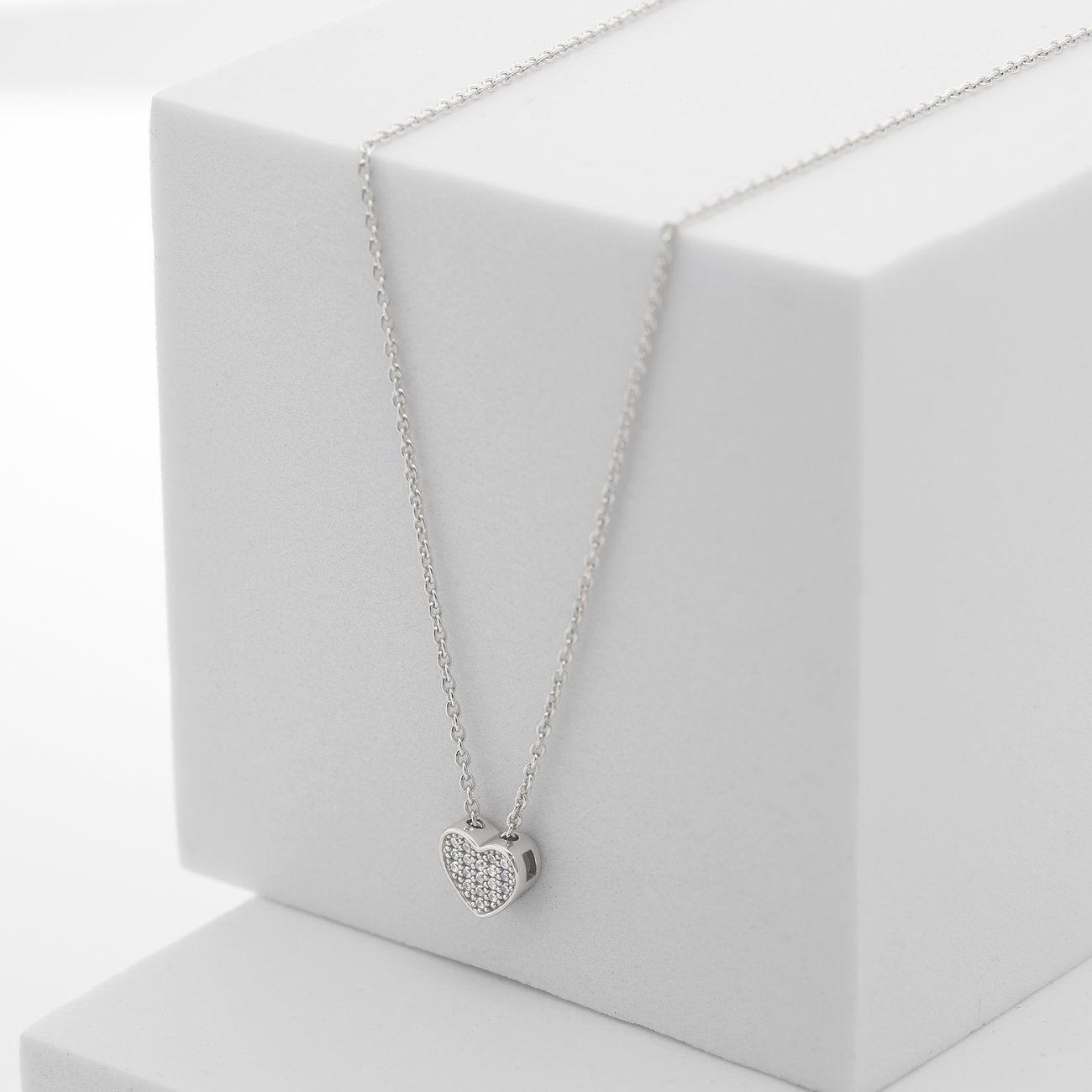 CHRIST Halsschmuck aus 925er recyceltem Silber mit Zirkonia.