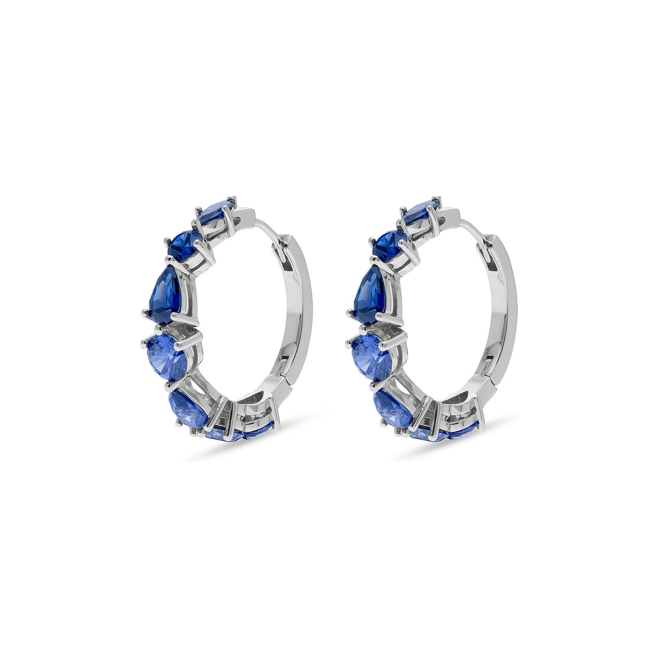 JETTE Creolen aus 925er recyceltem Silber mit blauen Zirkonia.