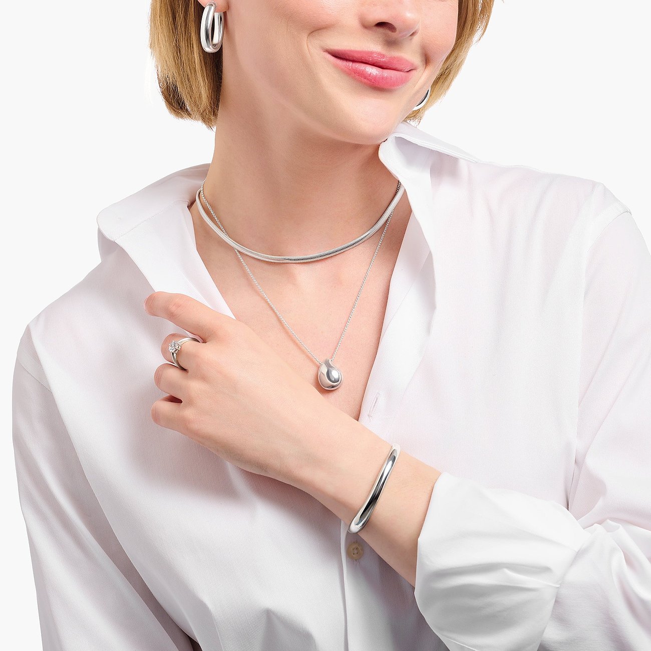 Thomas Sabo Halskette aus 925er Silber mit Tropfen-Anhänger und Schlangenketten-Design.