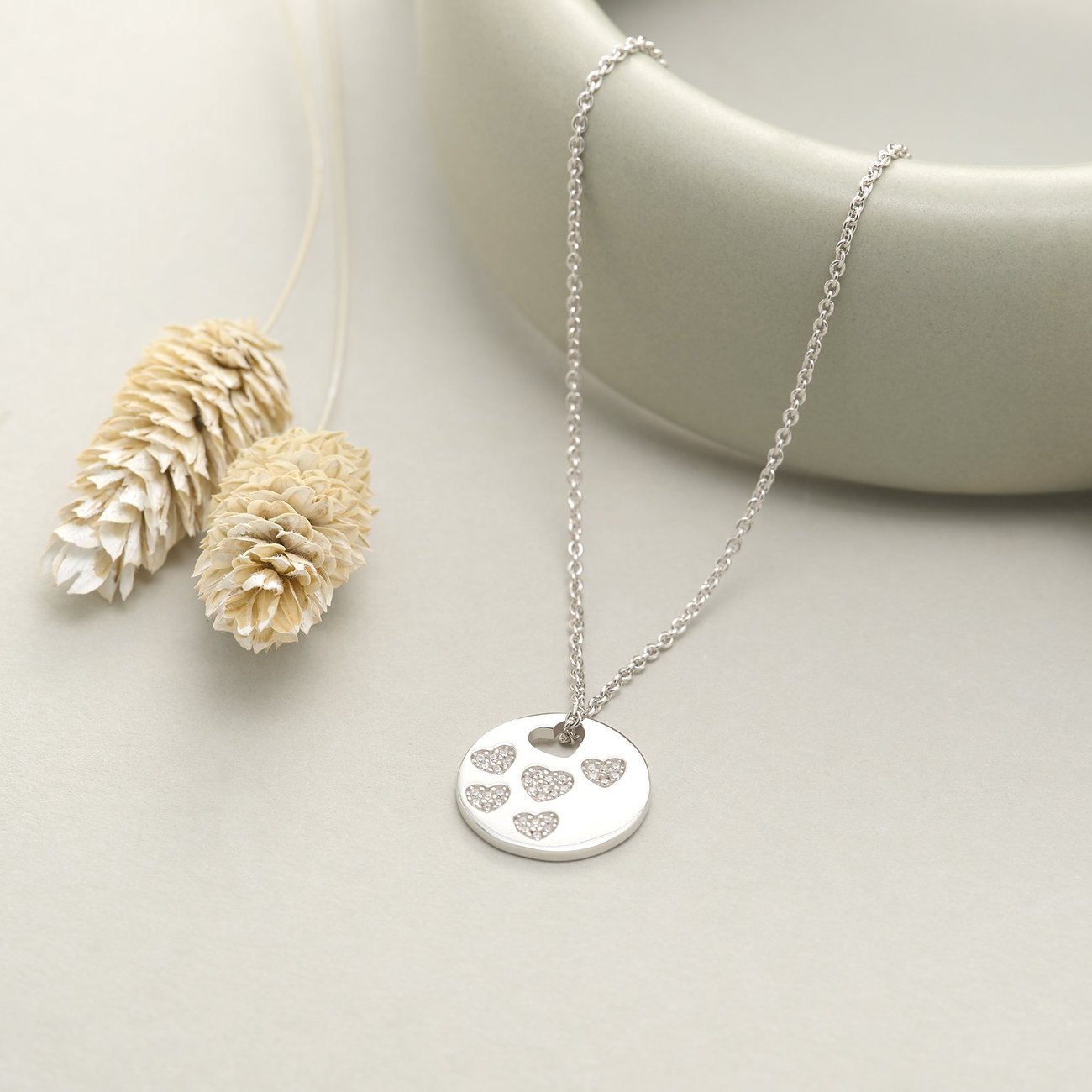 JETTE Halsschmuck aus 925 recyceltem Silber mit Zirkonia-Herzen.
