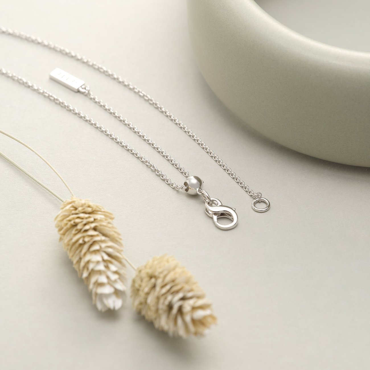 JETTE Halsschmuck aus 925 recyceltem Silber mit Zirkonia.