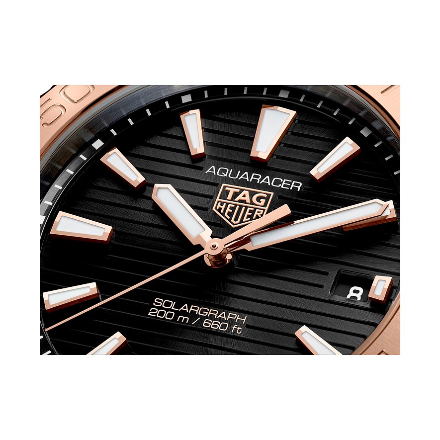 TAG Heuer Aquaracer Solargraph mit Edelstahlgehäuse, schwarzem Zifferblatt und roséfarbenen Akzenten.
