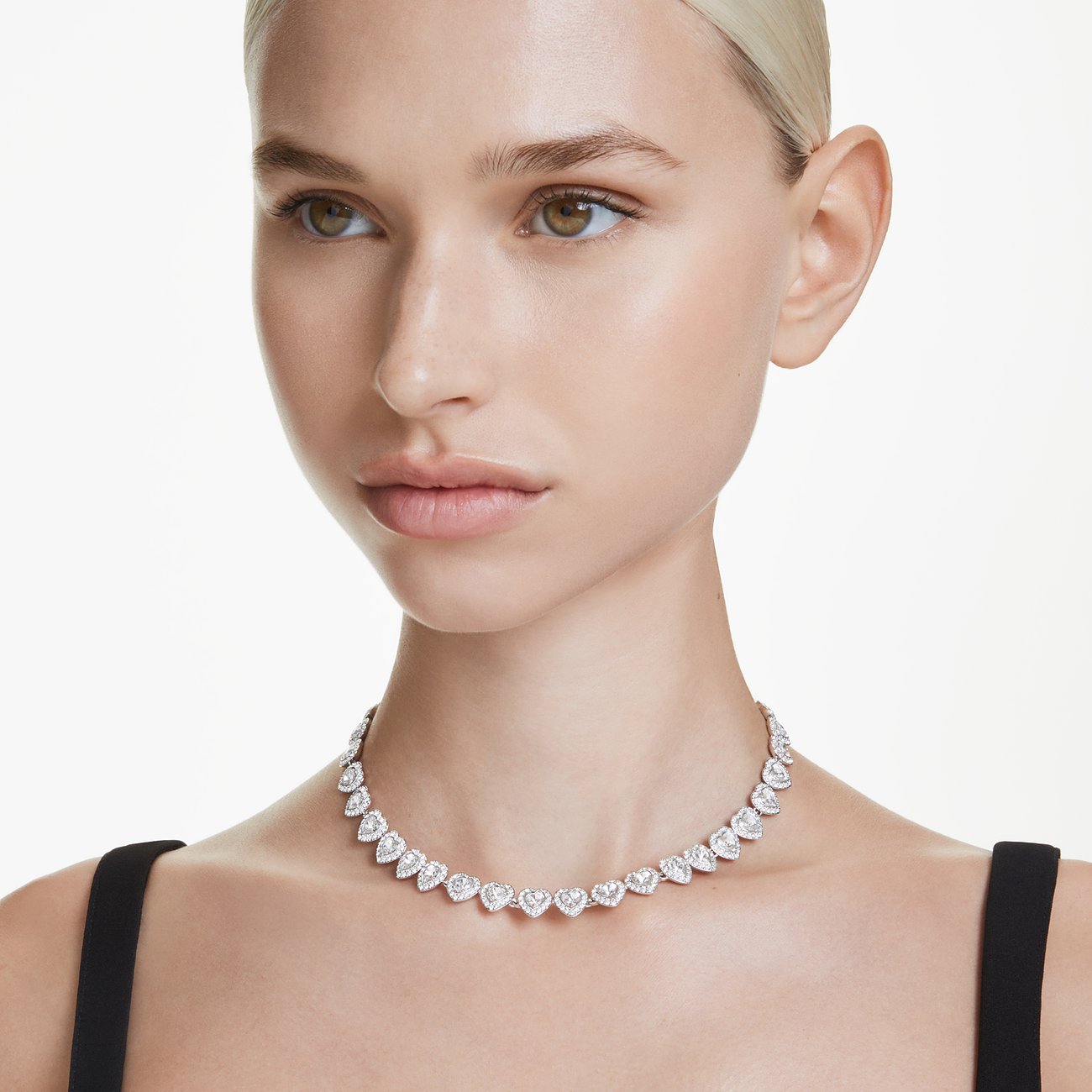 Swarovski ketting van metaal met hartvormige kristallen.