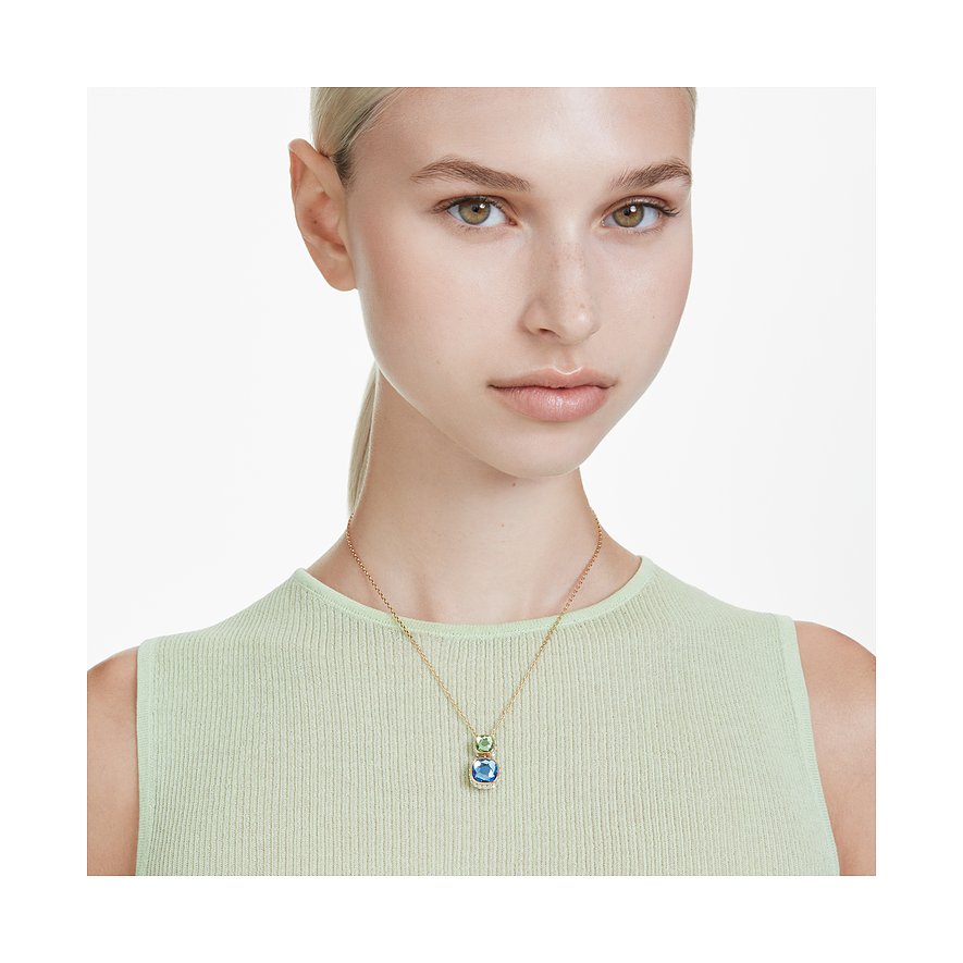 Swarovski Halskette aus rosévergoldetem Metall mit blauen und grünen Kristallen.