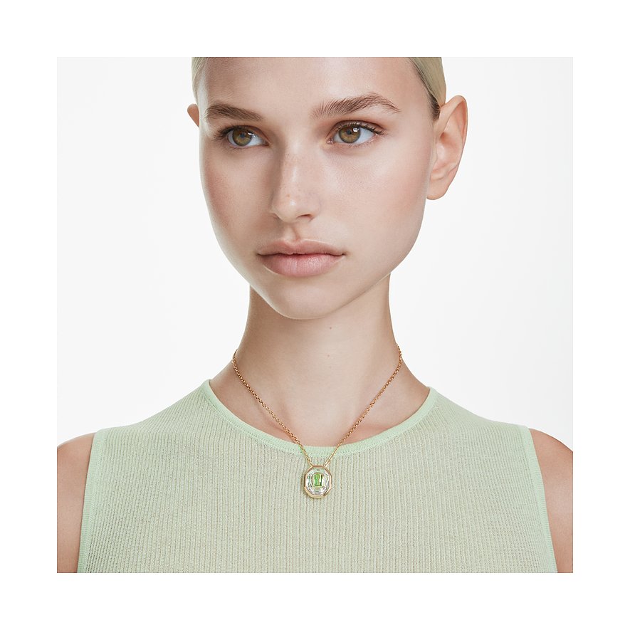 Swarovski Halskette aus Metall mit einem rechteckigen grünen Kristall.