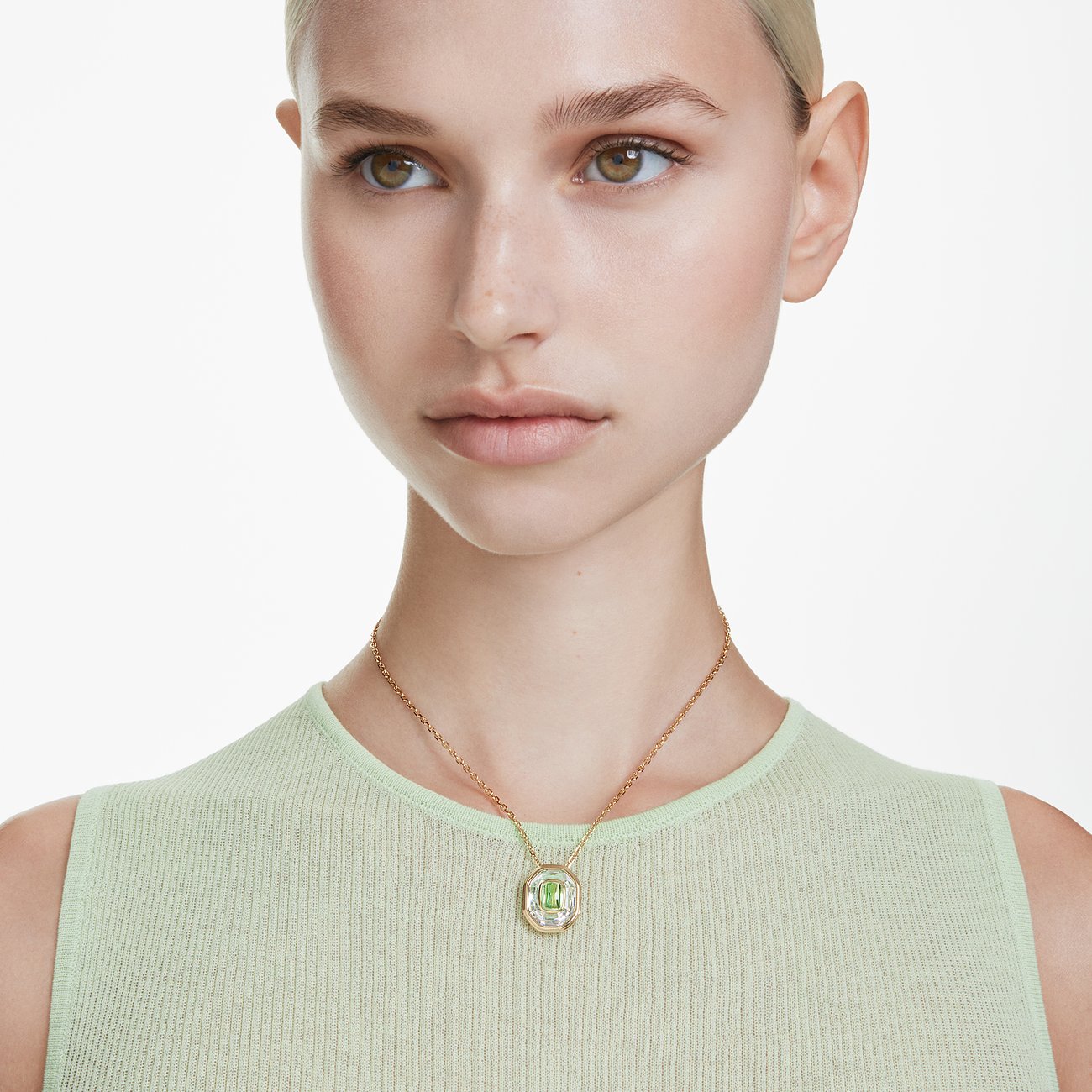 Swarovski Halskette aus Metall mit einem rechteckigen grünen Kristall.