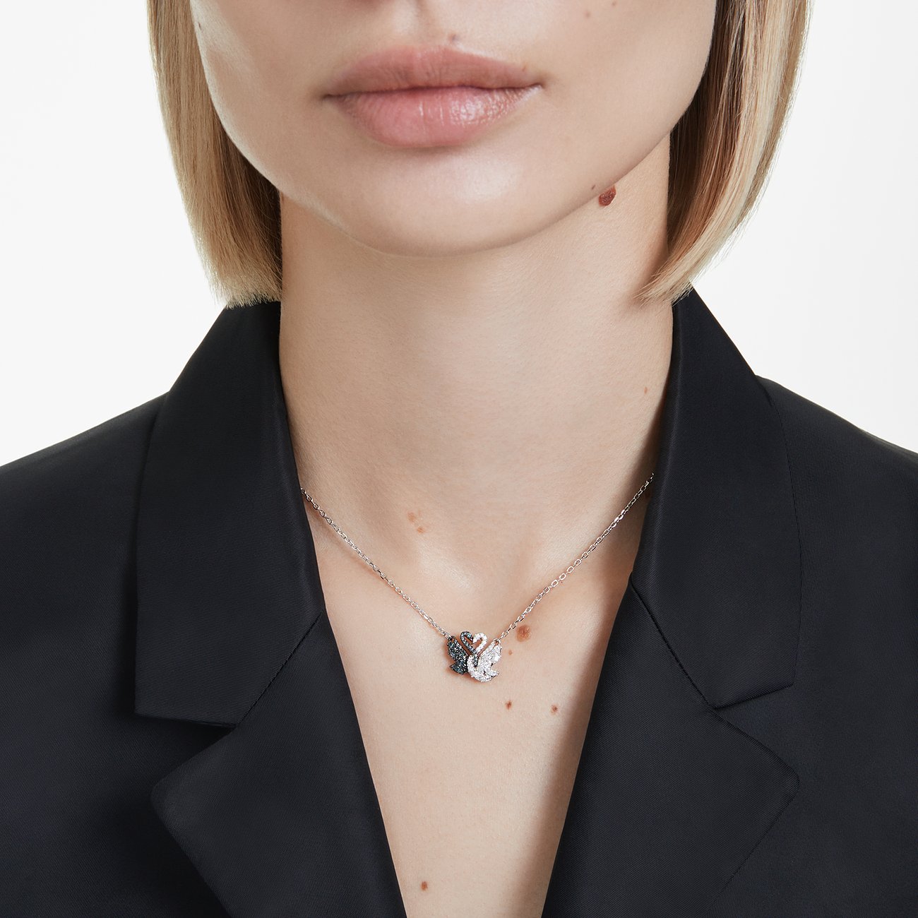 Swarovski ketting van gerhodineerd metaal met witte en zwarte kristallen.