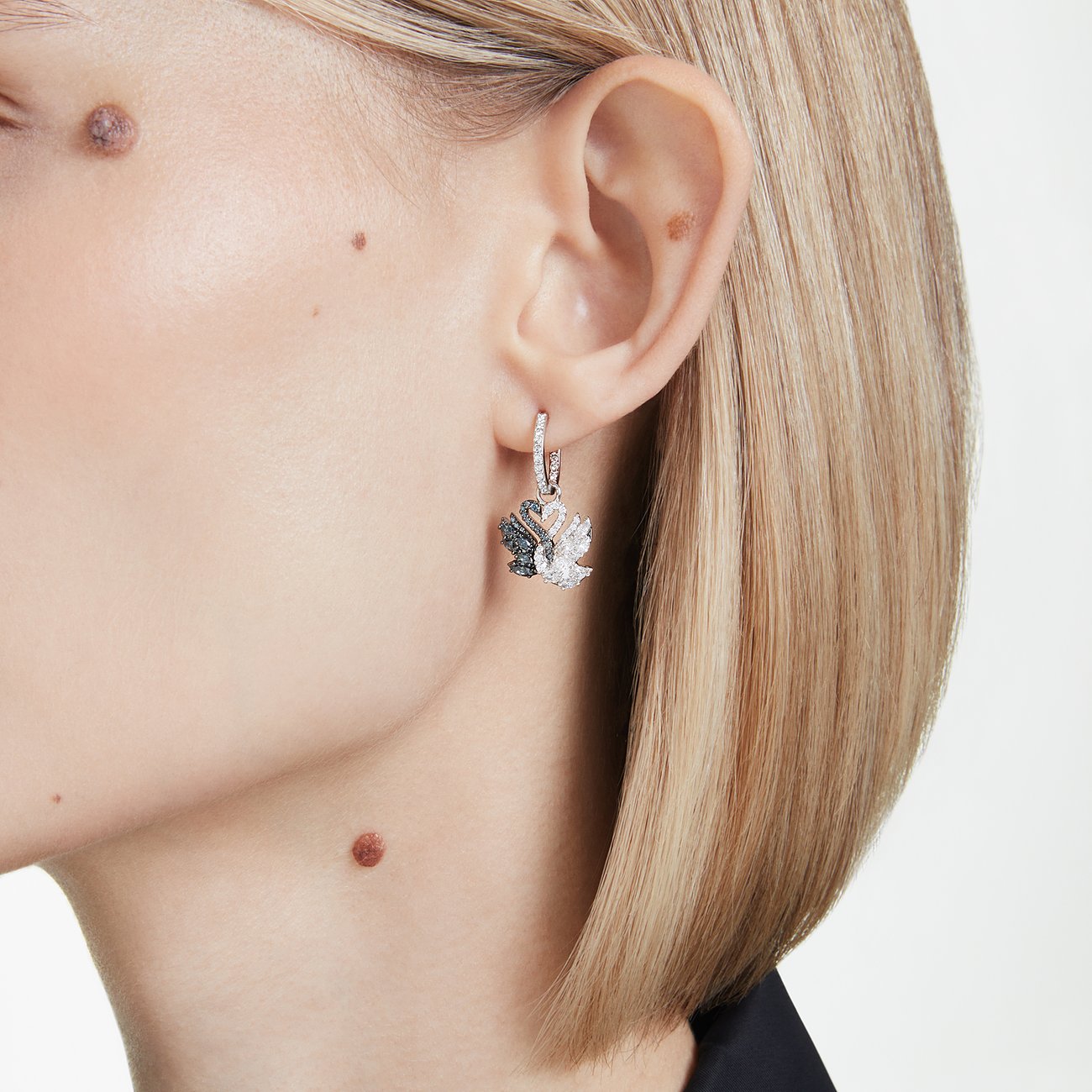 Swarovski oorhangers met zwaanvormige kristallen.