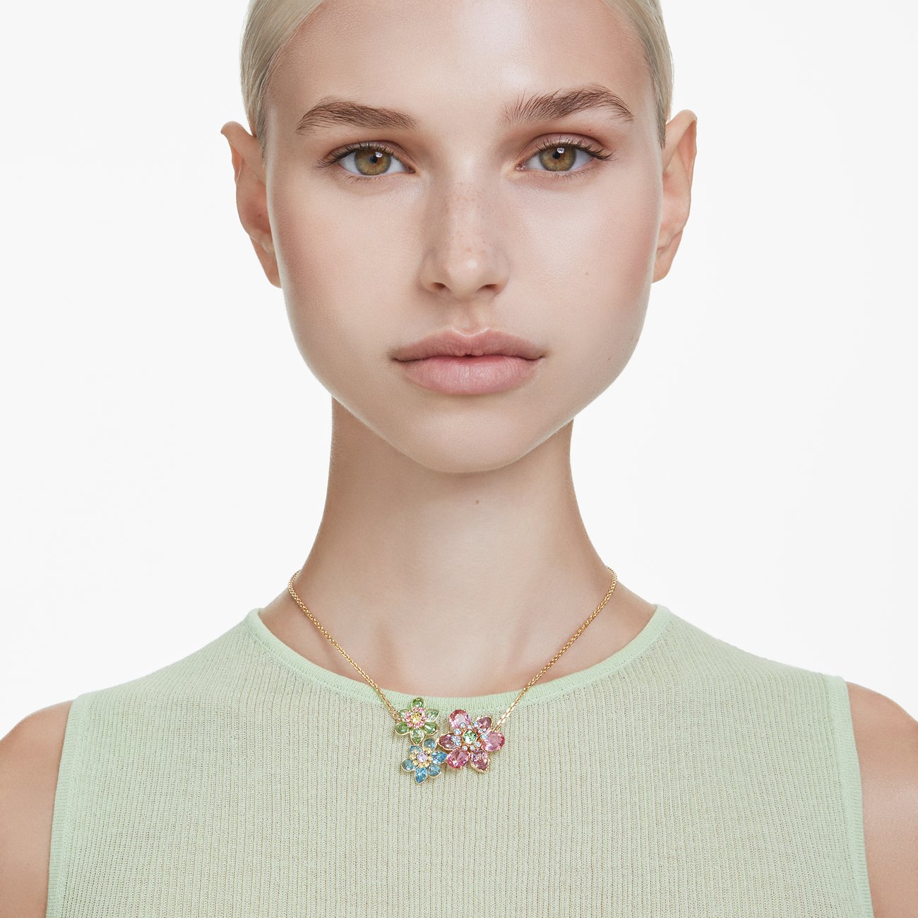 Swarovski Halskette aus Metall mit bunten Kristallen in Blumenform.