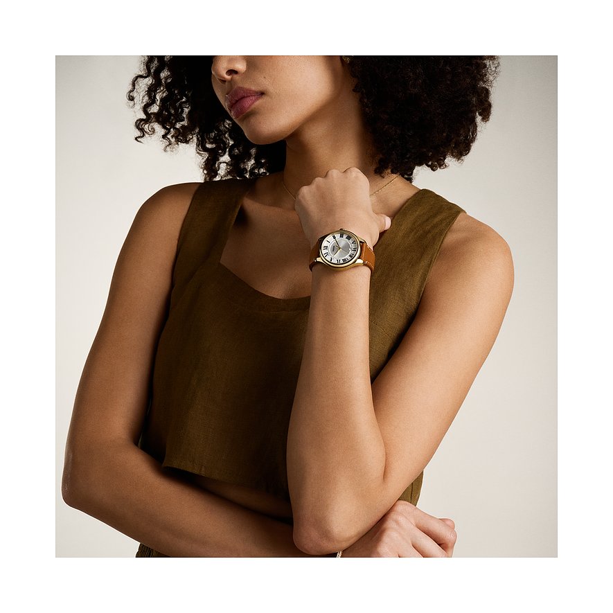 Fossil damklocka med boett i rostfritt stål, silverfärgad urtavla och brunt läderarmband.