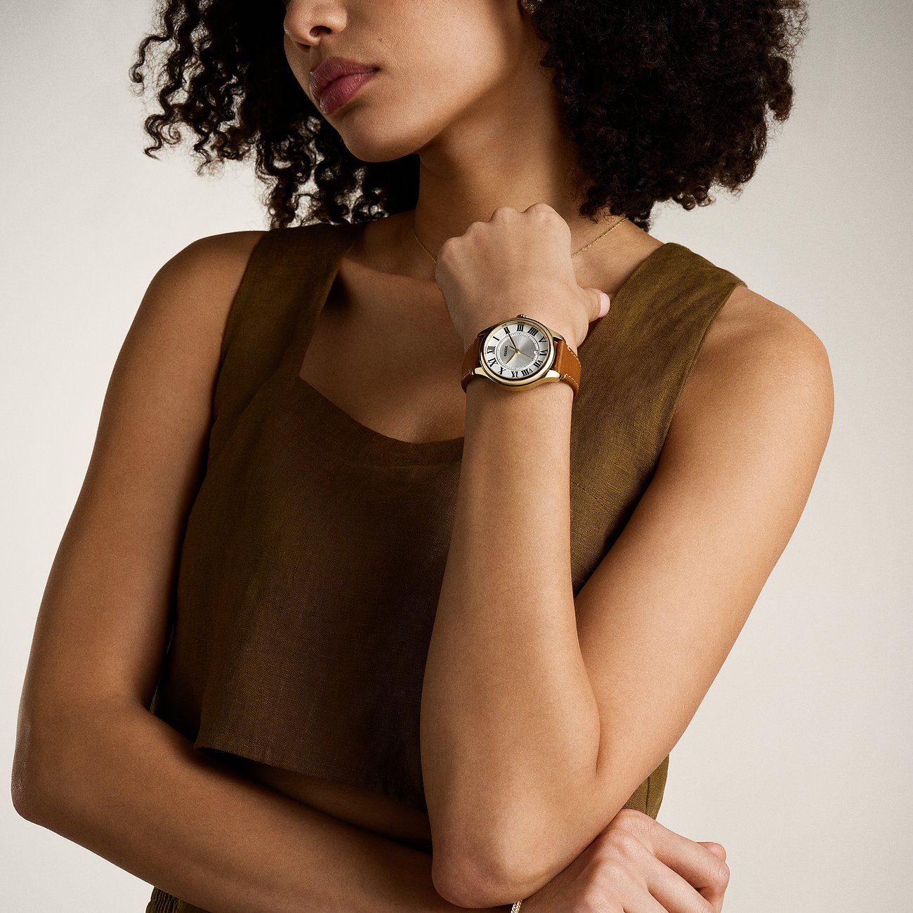 Fossil damklocka med boett i rostfritt stål, silverfärgad urtavla och brunt läderarmband.