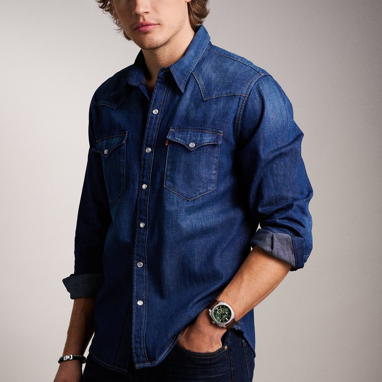 Fossil Herrenuhr mit Edelstahlgehäuse und grünem Zifferblatt.