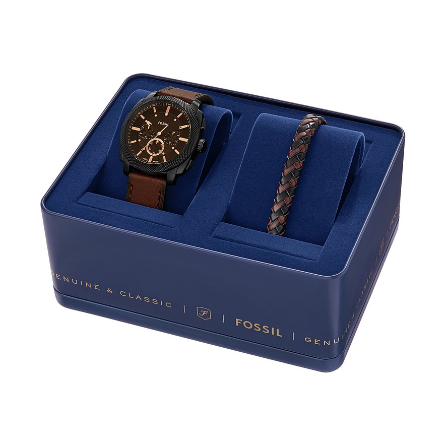 Geschenkset von Fossil mit einer Uhr aus Edelstahl und einem geflochtenen Armband in einer dunkelblauen Box.